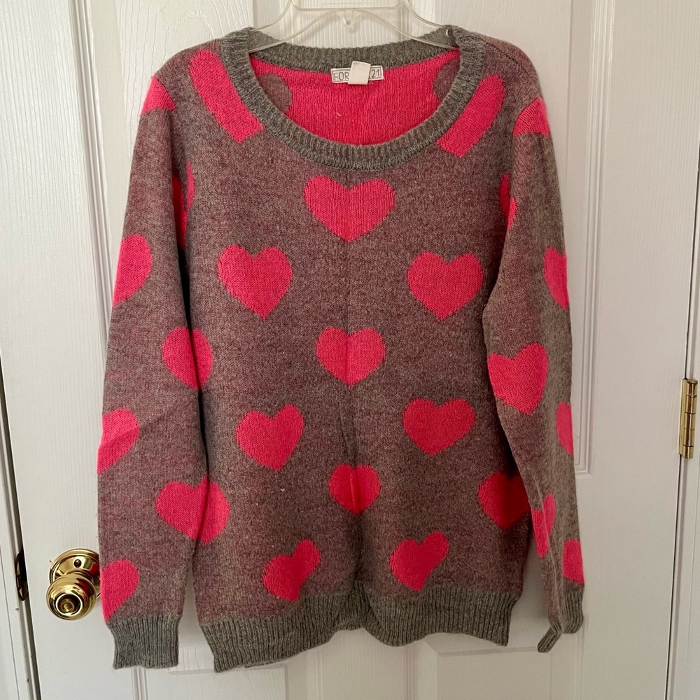 Like New! Women’s Forever 21 Pink and Gray Heart Sweater Size Medium